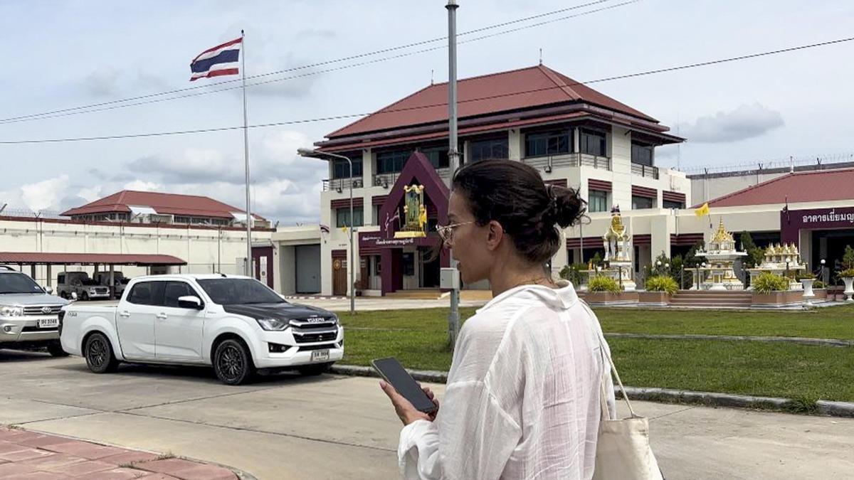 La madre de Daniel Sancho, Silvia Bronchalo, visita a su hijo en la cárcel tailandesa de Surat Thani.