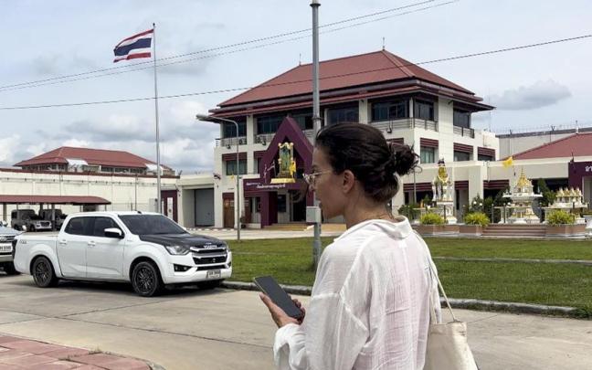 La madre de Daniel Sancho, Silvia Bronchalo, visita a su hijo en la cárcel tailandesa de Surat Thani. / EFE La madre de Daniel Sancho, Silvia Bronchalo, visita a su hijo en la cárcel tailandesa de Surat Thani.