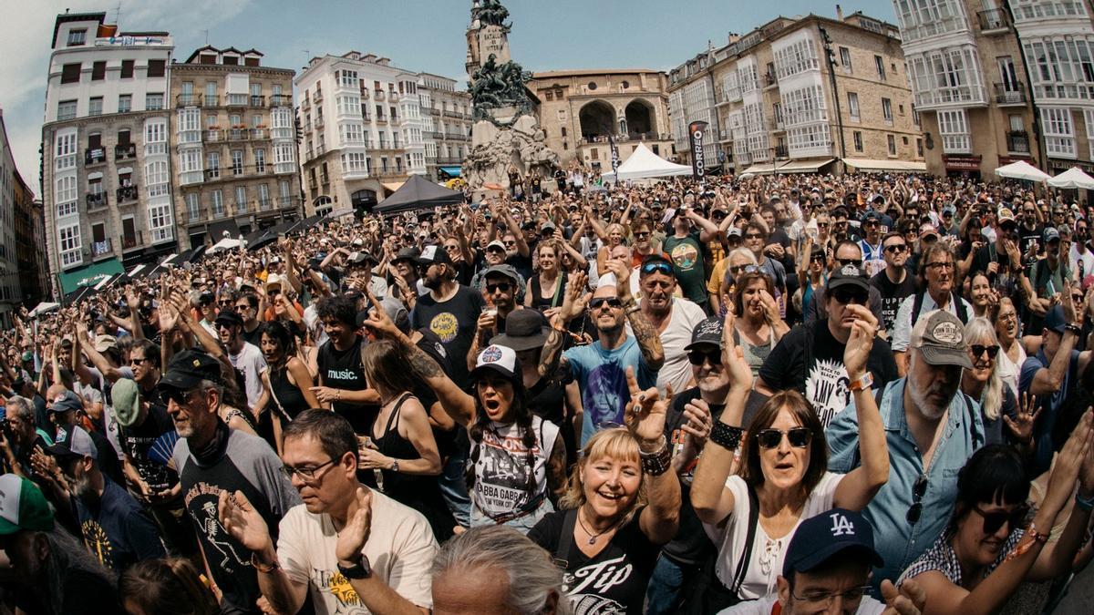 Ambiente en la Plaza de la Virgen Blanca