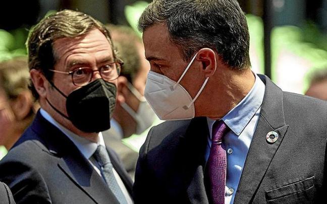 El presidente de la CEO, Antonio Garamendi, y Pedro Sánchez, en una reunión anterior.