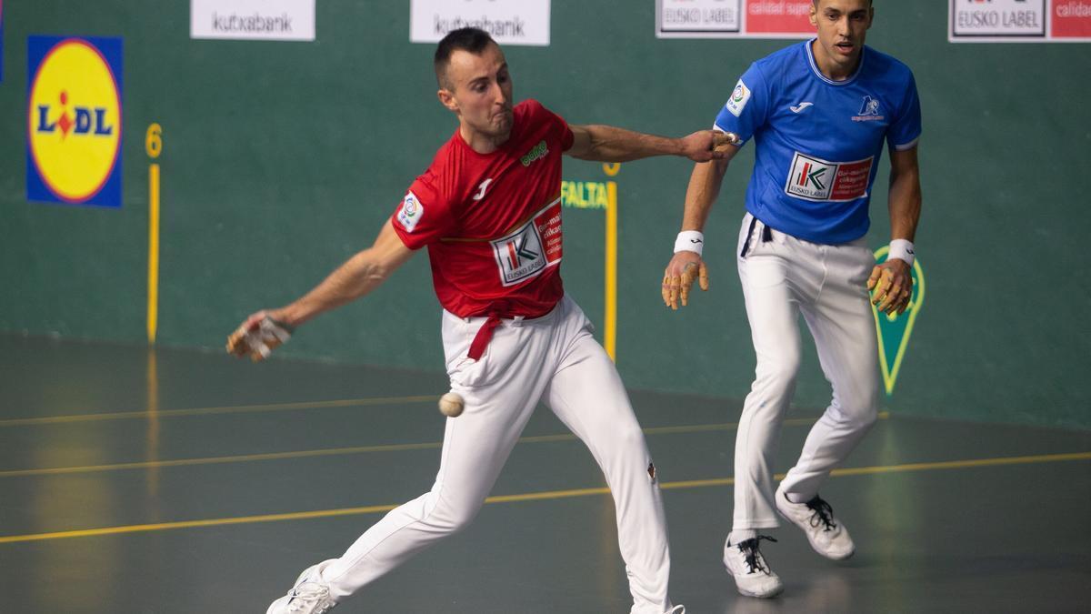 En imágenes: Joanes Bakaikoa gana su primer punto de la liguilla de cuartos de final del Cuatro y Medio ante Javier Zabala en Lekunberri.