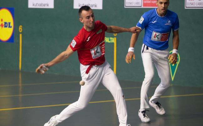 En imágenes: Joanes Bakaikoa gana su primer punto de la liguilla de cuartos de final del Cuatro y Medio ante Javier Zabala en Lekunberri.