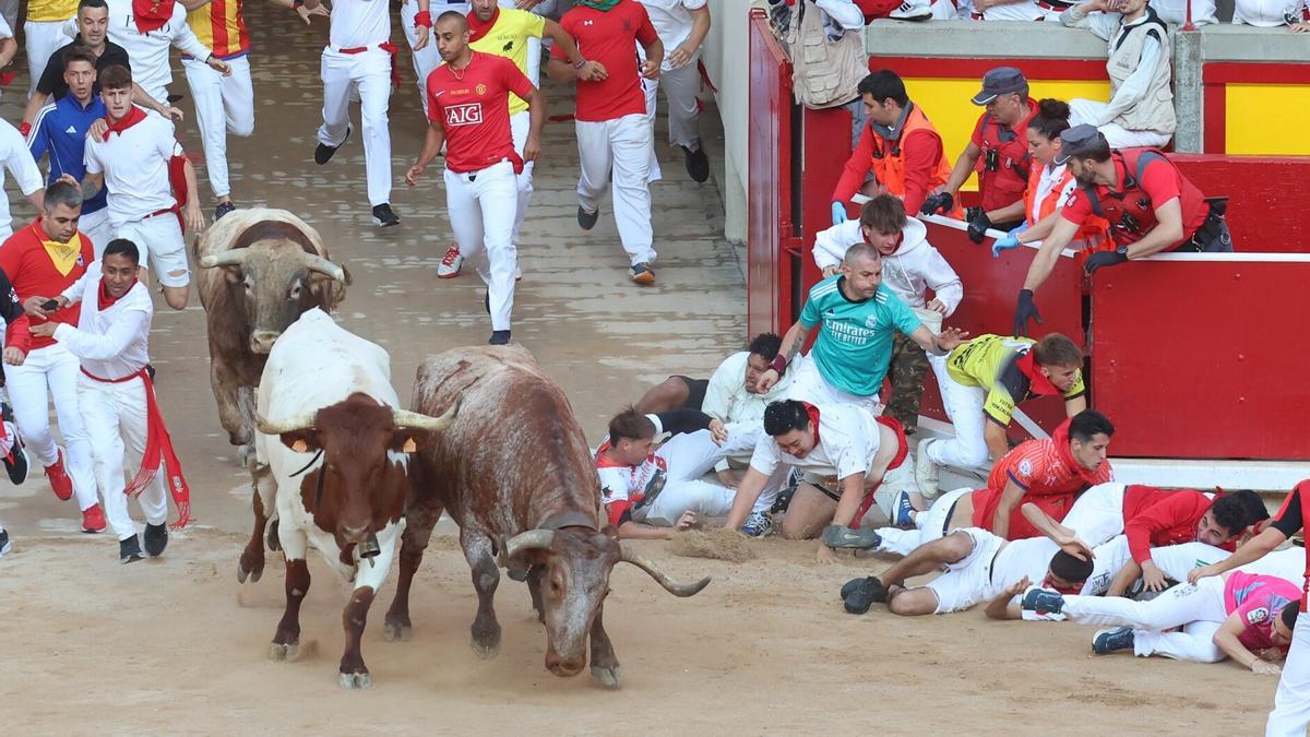 En imágenes: los toros de Victoriano del Río protagonizan un vertiginoso y limpio cuarto encierro