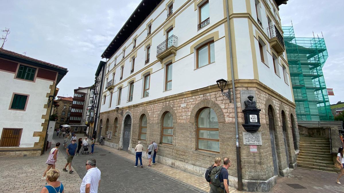 Exterior de la Alhóndiga de Zumaia, donde está la sala Oxford.