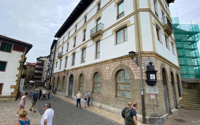 Exterior de la Alhóndiga de Zumaia, donde está la sala Oxford.