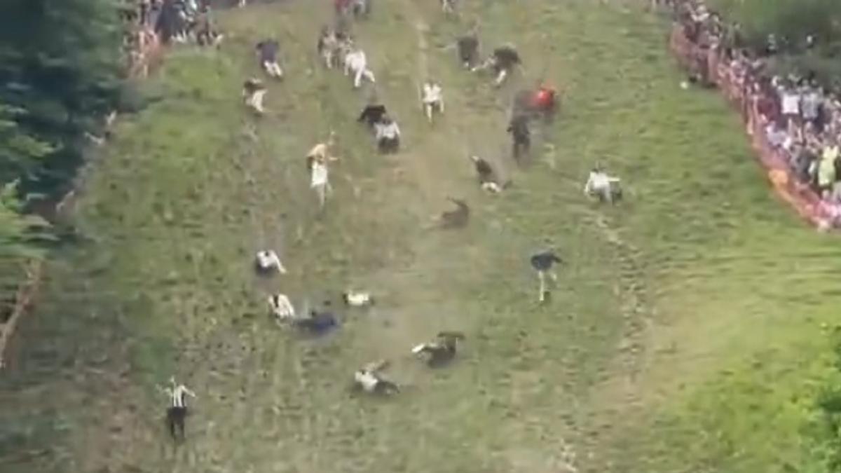 Los participantes, persiguiendo el queso.