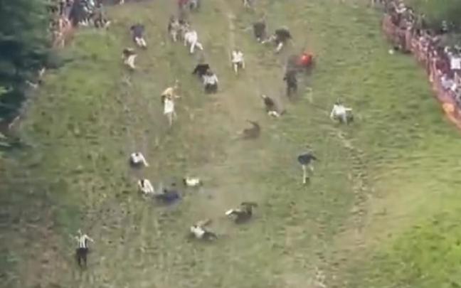 Los participantes, persiguiendo el queso. / X Los participantes, persiguiendo el queso.