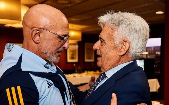 Pedro Rocha, presidente en funciones de la Real Federación Española de Fútbol (RFEF), saluda al seleccionador español, Luis de la Fuente Castillo (i).