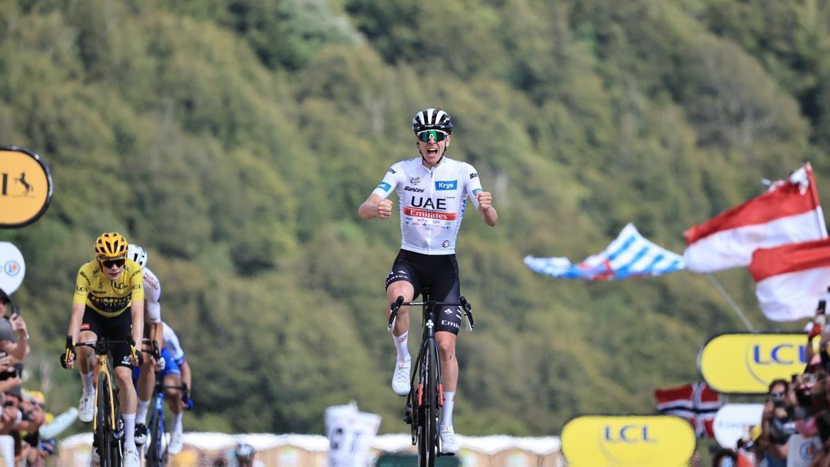 Tadej Pogacar celebra la victoria ante la mirada de Vingegaard, campeón del Tour.