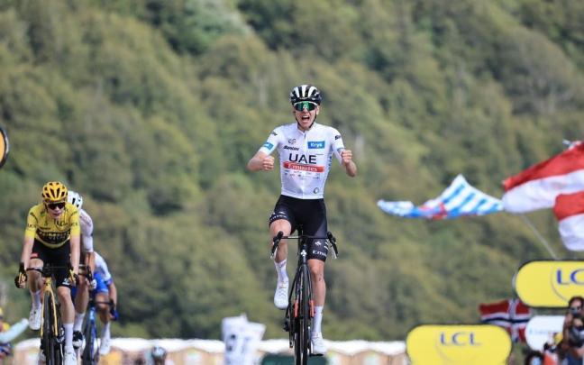 Tadej Pogacar celebra la victoria ante la mirada de Vingegaard, campeón del Tour.