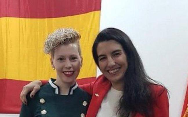 Ana González Martínez (i), junto a Rocío Monasterio. Ana González Martínez (i), junto a Rocío Monasterio.