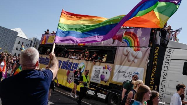 Participantes en la marcha anual del orgullo LGBTI en Berlín