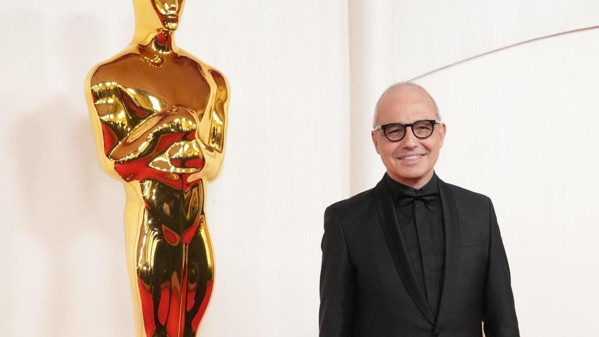 Pablo Berger posa en la alfombra roja de los Oscar 2024.