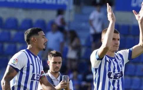 Benavídez y Maras agradecen el apoyo a la afición tras el partido ante la Ponferradina Benavídez y Maras agradecen el apoyo a la afición tras el partido ante la Ponferradina