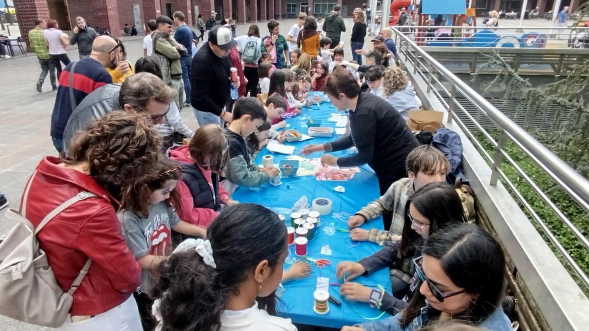 Imagen de la celebración para concienciar sobre el autismo organizada por DebaTEA el pasado abril.