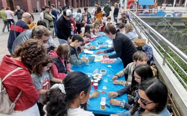 Imagen de la celebración para concienciar sobre el autismo organizada por DebaTEA el pasado abril.