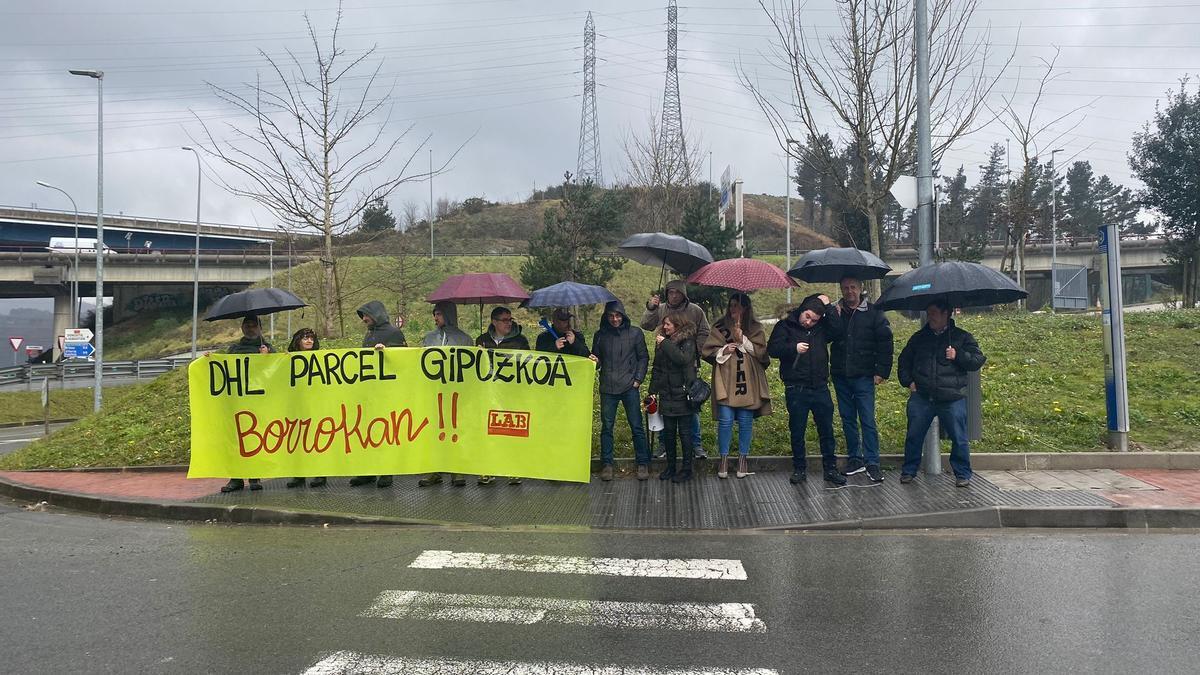 Concentración de trabajadores de DHL Gipuzkoa hoy en Donostia.