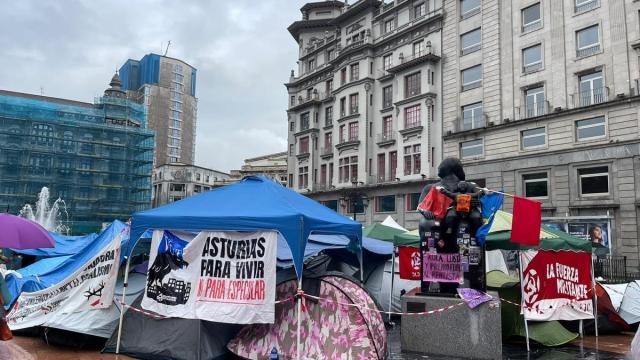 Los acampados en Oviedo levantan sus tiendas tras 23 días de protesta y animan a mantener la lucha en las calles.