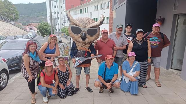 Miembros de la comisión de fiestas con el nuevo cabezudo.