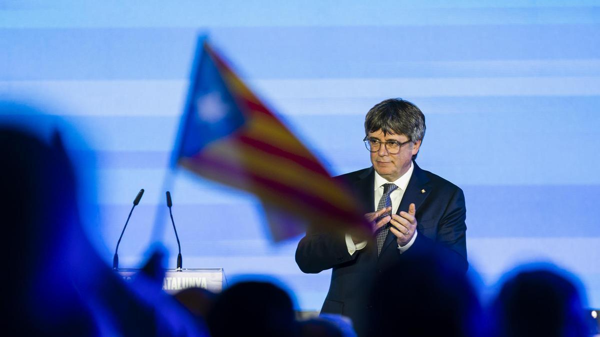 Puigdemont en su primer acto de campaña electoral de JxCat en Francia.