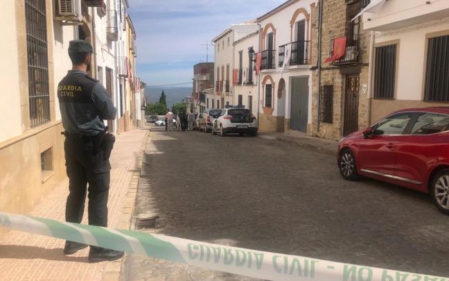 Cordón de la Guardia Civil en torno a la vivienda en la que fue localizado el cadáver