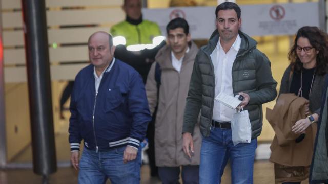 El candidato del PNV a lehendakari, Imano Pradales, a su salida de urgencias.