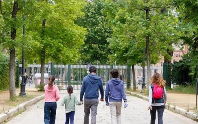 Imagen de archivo de una familia paseando por el parque.