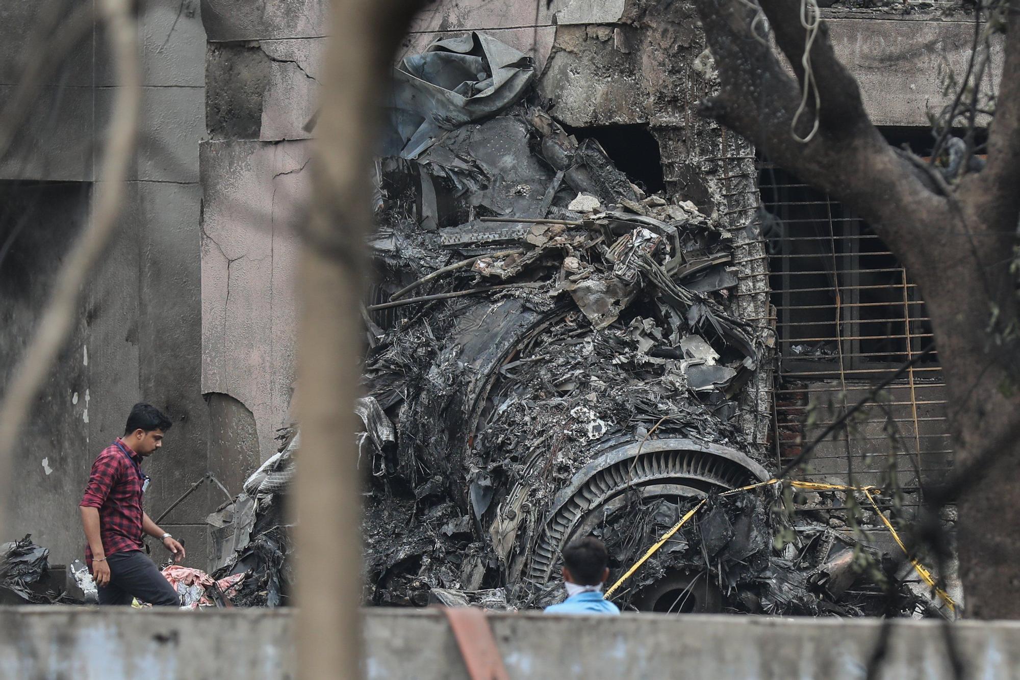 Restos del vuelo AI-171 de Air India tras el accidente.