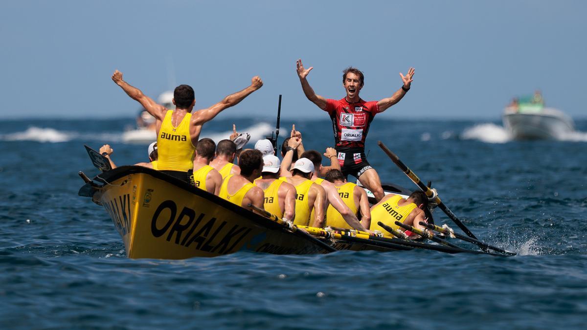 Orio celebrando una de las banderas de la temporada. AITOR ARRIZABALAGA