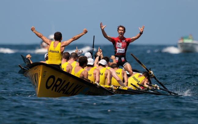 Orio celebrando una de las banderas de la temporada. AITOR ARRIZABALAGA