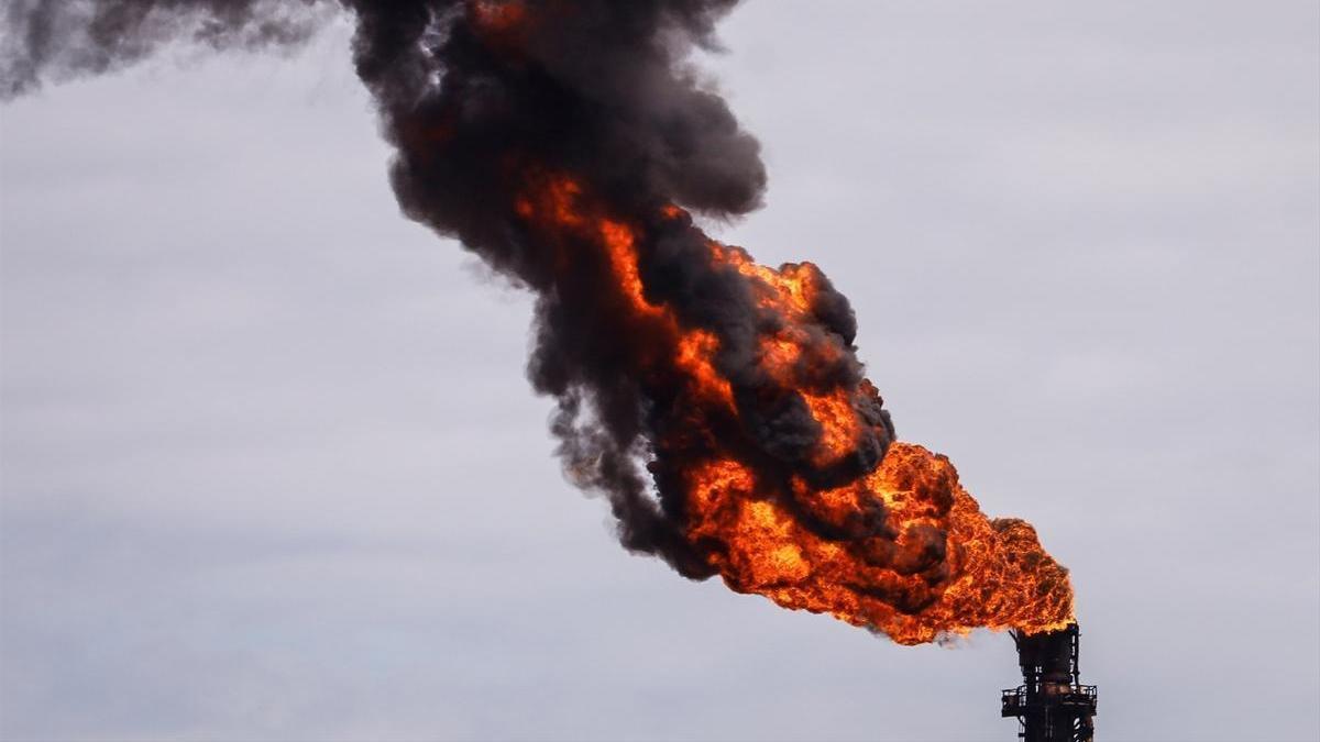 Imagen de archivo de la quema del exceso de gas en una central petrolera.