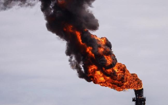 Imagen de archivo de la quema del exceso de gas en una central petrolera.