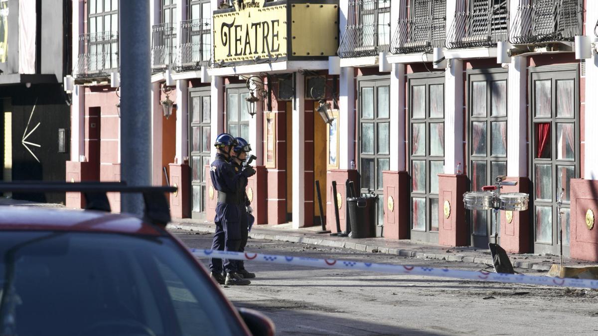 Agentes de la Policía Judicial realizando labores de investigación en las discotecas incendiadas en Murcia.