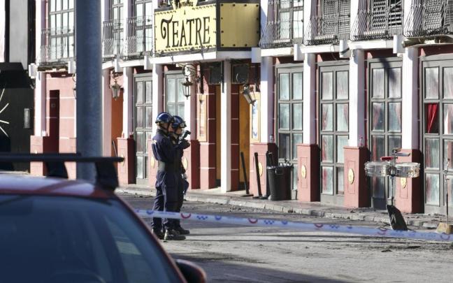 Agentes de la Policía Judicial realizando labores de investigación en las discotecas incendiadas en Murcia.