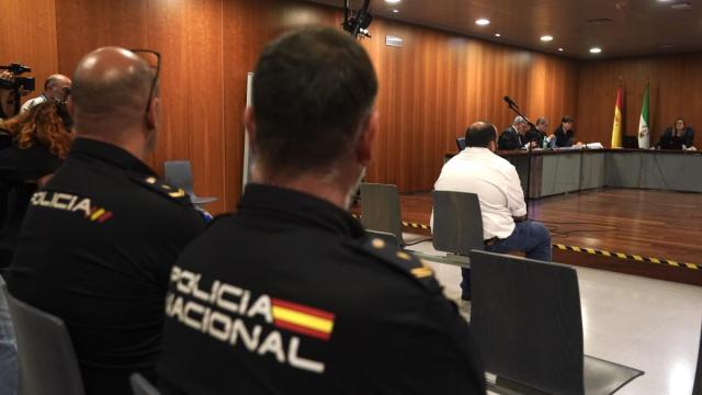 El cura acusado presuntamente de abusar de varias mujeres en el banquillo de los acusados, durante la celebración de su juicio.