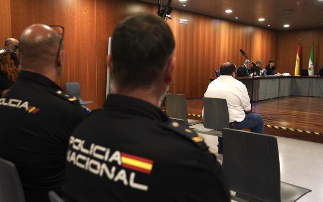 El cura acusado presuntamente de abusar de varias mujeres en el banquillo de los acusados, durante la celebración de su juicio.
