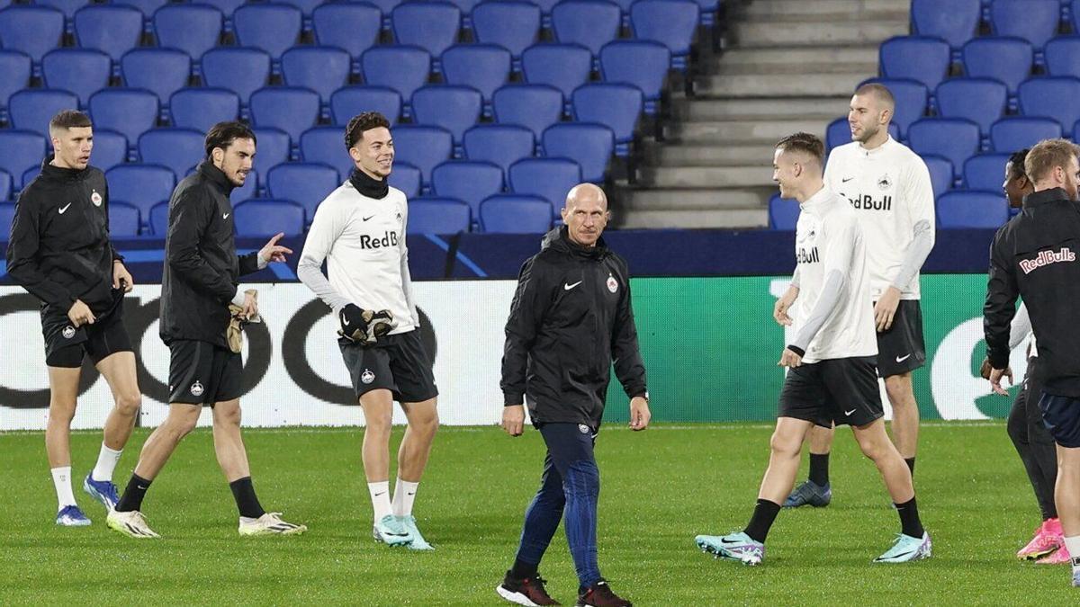 Struber dirige al Salzburgo, en el entrenamiento que ha tenido lugar este martes en Anoeta. / JAVI COLMENERO