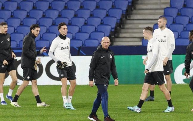 Struber dirige al Salzburgo, en el entrenamiento que ha tenido lugar este martes en Anoeta. / JAVI COLMENERO