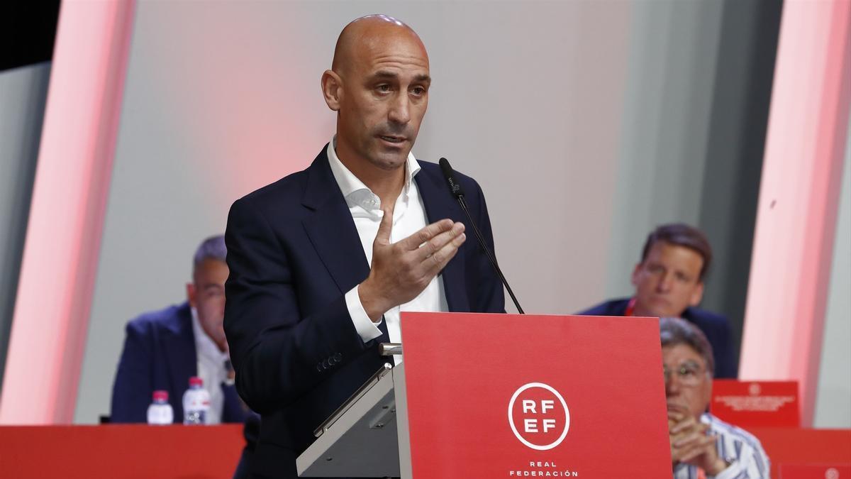 El presidente de la RFEF, Luis Rubiales, durante su rueda de prensa en la Asamblea General Extraordinaria de la Federación.