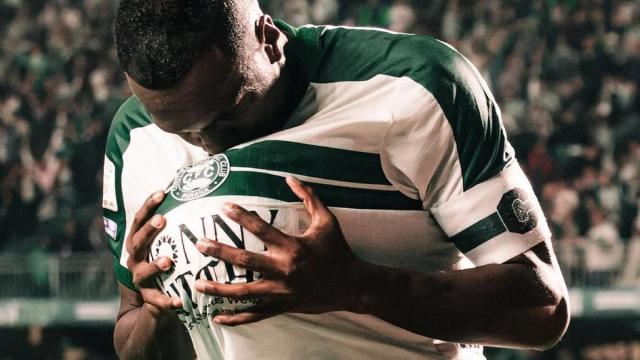 La celebración de un gol que acaba en susto: cae por un túnel y termina lesionado.
