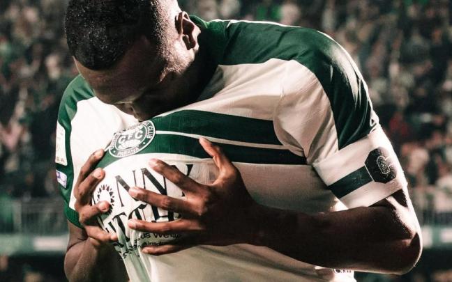 La celebración de un gol que acaba en susto: cae por un túnel y termina lesionado.