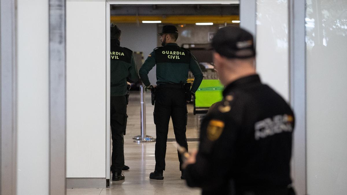 Agentes de la Guardia Civil en Barajas, en una imagen de archivo.