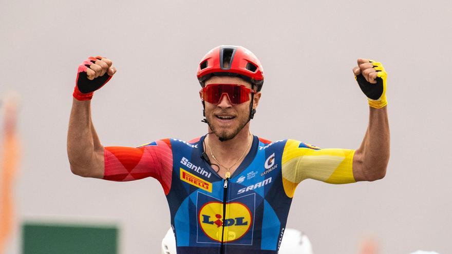 Jonathan Milan festeja la victoria en la primera etapa.