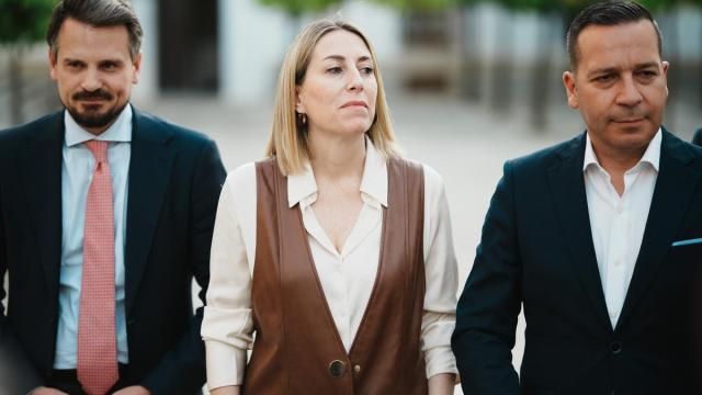 La presidenta de la Junta de Extremadura en funciones, María Guardiola (y el candidato de Vox en Extremadura, Óscar Fernández