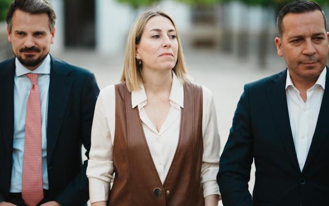 La presidenta de la Junta de Extremadura en funciones, María Guardiola (y el candidato de Vox en Extremadura, Óscar Fernández