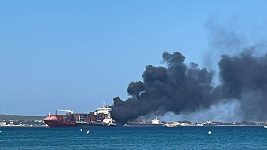Columna de humo del barco ardiendo en la Bahía de Algeciras