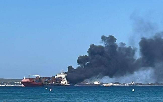 Columna de humo del barco ardiendo en la Bahía de Algeciras / EP Columna de humo del barco ardiendo en la Bahía de Algeciras