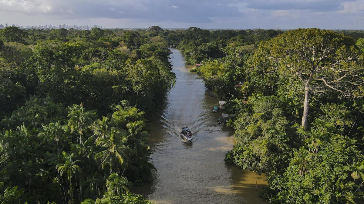 Un bote navegando por un río en una zona de la floresta Amazónica en el estado de Pará, norte de Brasil.
