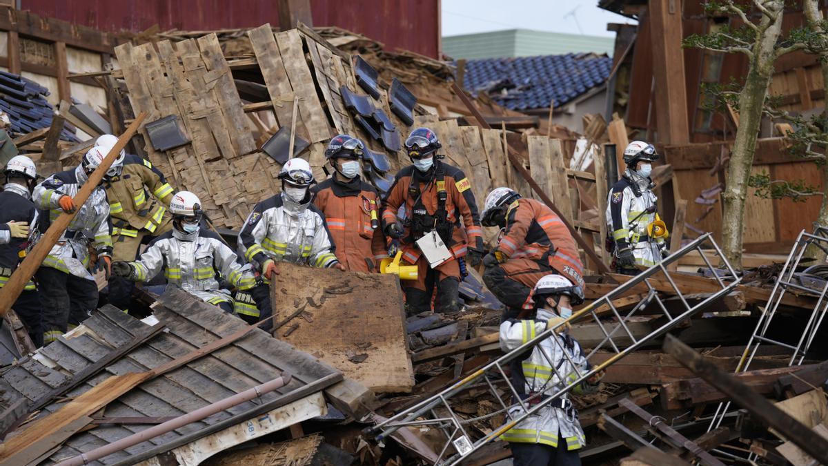 Los equipos de rescate continúan trabajando a pesar de las escasas probabilidades de encontrar a alguien con vida tras 72 bajos los escombros.