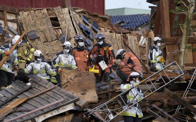 Los equipos de rescate continúan trabajando a pesar de las escasas probabilidades de encontrar a alguien con vida tras 72 bajos los escombros.